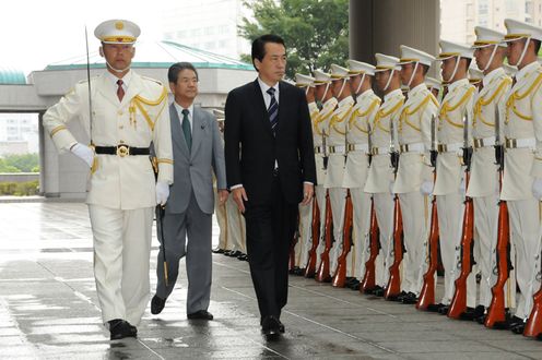 Photograph of the Prime Minister receiving a salute at a meeting of the Ministry of Defense and Self-Defense Force senior personnel 2