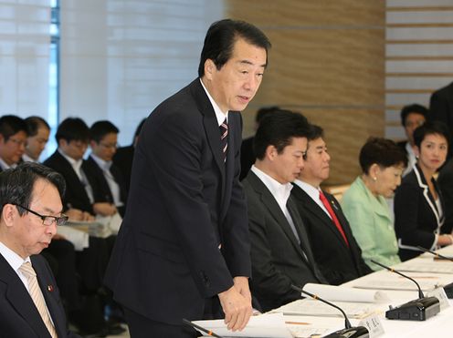 Photograph of the Prime Minister delivering an address at a meeting of the Council on the Realization of the New Growth Strategy 1