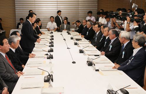 Photograph of the Prime Minister delivering an address at a meeting of the Council on the Realization of the New Growth Strategy 2