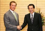 Photograph of the Prime Minister shaking hands with Governor of the State of California Arnold Schwarzenegger