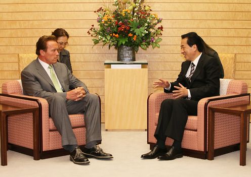Photograph of the Prime Minister talking with Governor of the State of California Arnold Schwarzenegger