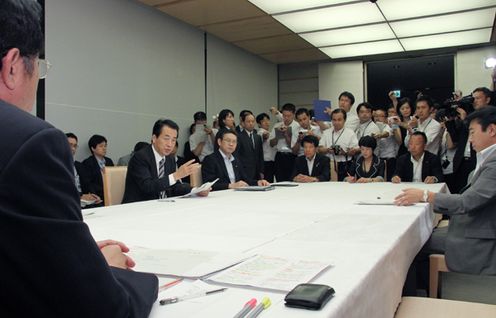 Photograph of the Prime Minister delivering an address at a meeting of the Task Force Team for HTLV-1 2