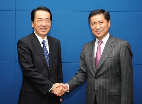 Photograph of Prime Minister Kan shaking hands with Prime Minister Batbold of Mongolia