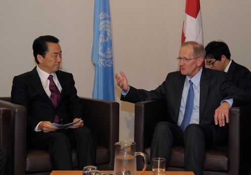 Photograph of Prime Minister Kan holding talks with President of the United Nations General Assembly Joseph Deiss (pool photo)