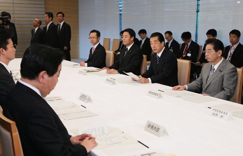 Photograph of the Prime Minister delivering an address at a meeting of the Ministerial Committee on the Economy 2