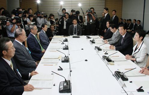 Photograph of the Prime Minister delivering an address at the meeting of the Government Revitalization Unit 2