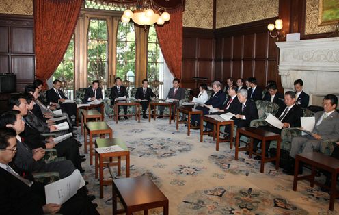 Photograph of the Prime Minister delivering an address at the meeting of the Headquarters against Foot-and-Mouth Disease 2