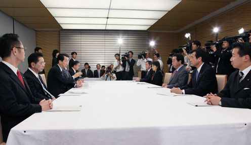 Photograph of the Prime Minister delivering an address at the meeting of the Evaluation Council on Requests for the Special Funding to Bring Vigor Back to Japan 2