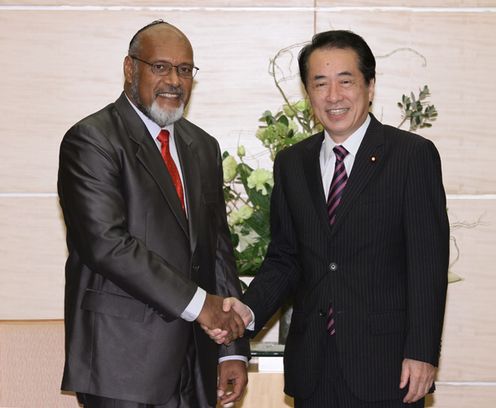 Photograph of Prime Minister Kan shaking hands with Chairman Natapei of the PIF
