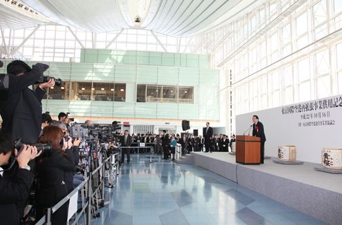 Photograph of the Prime Minister delivering a congratulatory address at the celebration commemorating the launch of service under the re-expansion project of the Tokyo International Airport 2