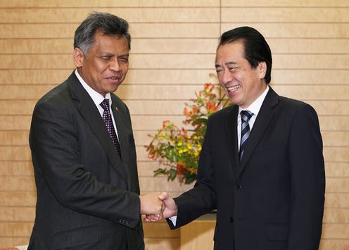 Photograph of Prime Minister Kan shaking hands with ASEAN Secretary-General Surin
