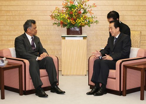 Photograph of Prime Minister Kan holding talks with ASEAN Secretary-General Surin