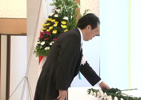 Photograph of the Prime Minister offering a flower at the Memorial Service for Police Officers and Contributors Who Lost Their Lives on Duty or in an Attempt to Assist the Police or Save Peoples' Lives