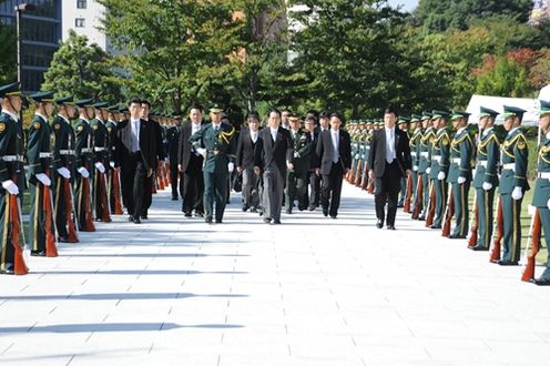 Photograph of the Prime Minister attending the Memorial Service for Members of the Self-Defense Forces Who Lost Their Lives on Duty