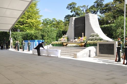 Photograph of the Prime Minister offering a flower at the Memorial Service for Members of the Self-Defense Forces Who Lost Their Lives on Duty