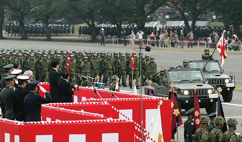 Photograph of the Prime Minister viewing a parade at the Exhibition Ceremony for the Anniversary of the Establishment of the Self-Defense Forces