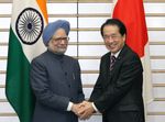 Photograph of Prime Minister Kan shaking hands with Prime Minister Singh