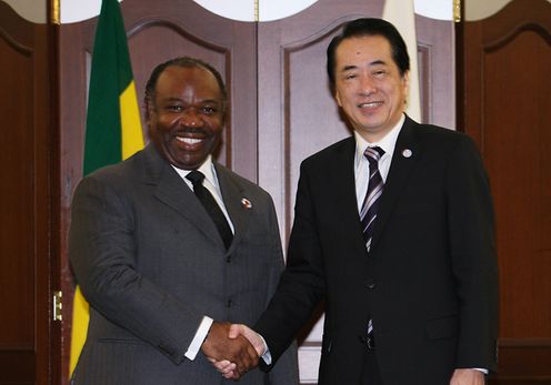 Photograph of Prime Minister Kan shaking hands with President Bongo of the Gabonese Republic