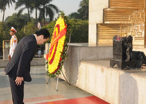 Photograph of the Prime Minister paying a visit to the National Hero Memorial