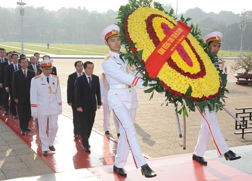 Photograph of the Prime Minister offering a wreath of flowers at the Ho Chi Minh Mausoleum