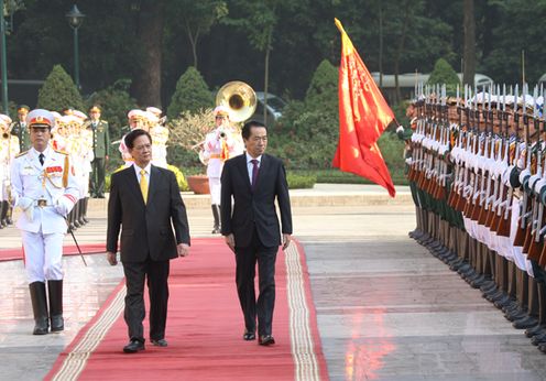 Photograph of Prime Minister Kan inspecting the guards of honor at the welcome ceremony