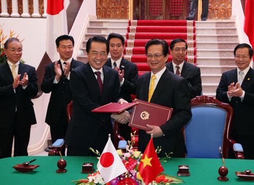 Photograph of the leaders attending a signing ceremony for the joint statement
