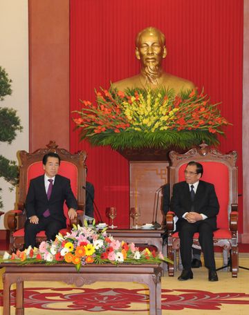Photograph of Prime Minister Kan paying a courtesy call on General Secretary Manh of the Communist Party of Viet Nam