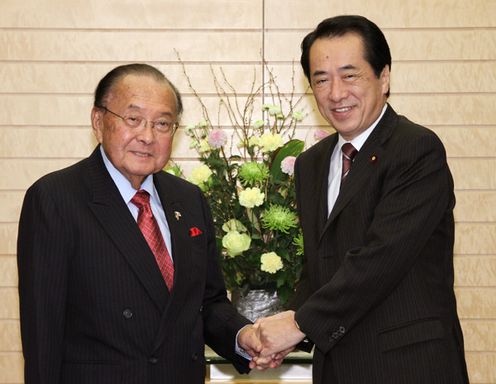 Photograph of the Prime Minister shaking hands with US Senator Inouye