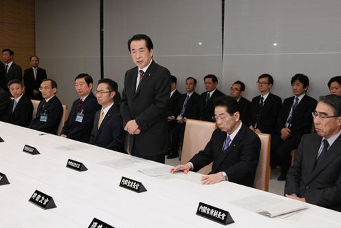Photograph of the Prime Minister giving instructions to administrative vice-ministers and others 2