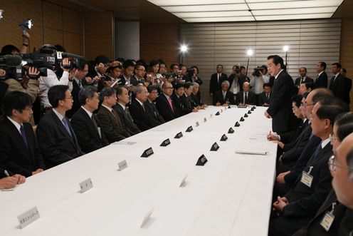Photograph of the Prime Minister giving instructions to administrative vice-ministers and others 3