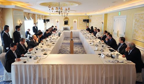 Photograph of Prime Minister Kan holding the welcome working lunch 2
