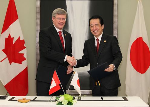 Photograph of Prime Minister Kan shaking hands with Prime Minister Harper of Canada