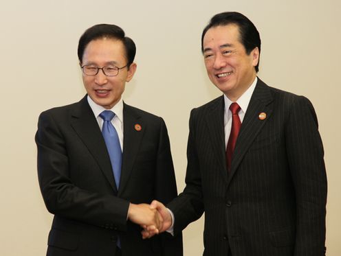 Photograph of Prime Minister Kan shaking hands with President Lee Myung-bak of the Republic of Korea