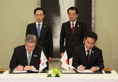 Photograph of Prime Minister Kan and President Lee Myung-bak observing the signing of the Japan-ROK Archives Treaty