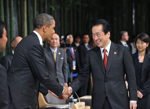 Photograph of Prime Minister Kan shaking hands with President Obama of the United States at the Retreat Session
