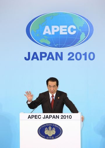 Photograph of Prime Minister Kan delivering an address at the Chair's press conference 2