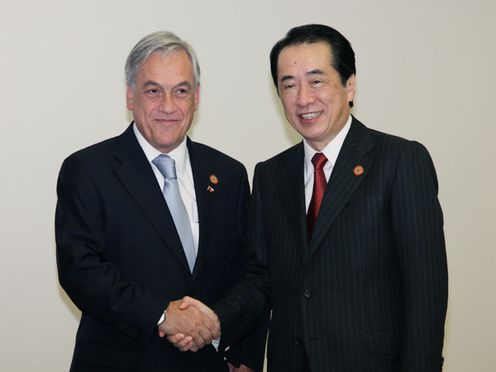 Photograph of Prime Minister Kan shaking hands with President Pinera of Chile