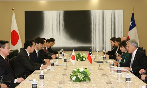 Photograph of Prime Minister Kan holding a meeting with President Pinera of Chile and Chilean delegates