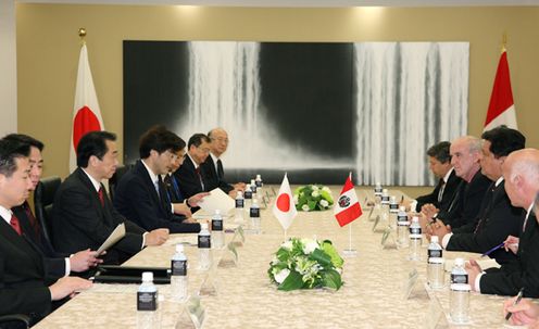 Photograph of Prime Minister Kan shaking hands with President Garcia of Peru