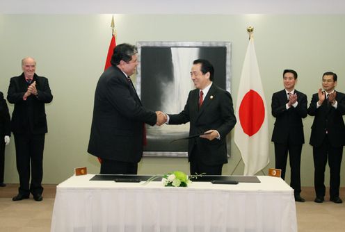 Photograph of Prime Minister Kan holding a meeting with President Garcia of Peru and Peruvian delegates
