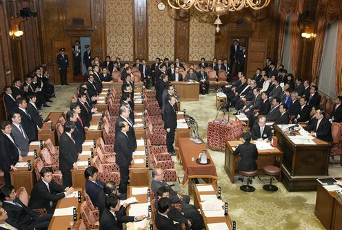 Photograph of voting on the bills for the supplementary budget for FY2010 1
