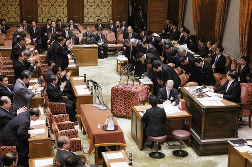 Photograph of voting on the bills for the supplementary budget for FY2010 2