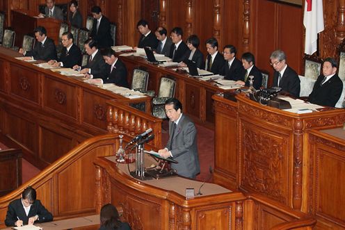 Photograph of the Prime Minister giving a report on the APEC Economic Leaders' Meeting at the Plenary Session of the House of Councillors 2