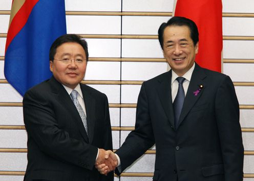 Photograph of Prime Minister Kan shaking hands with President Elbegdorj of Mongolia