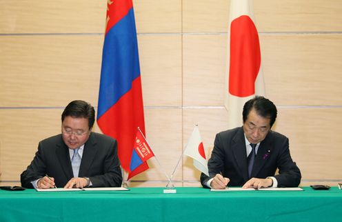 Photograph of the leaders signing the Japan-Mongolia joint statement