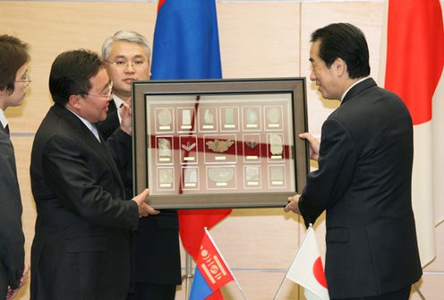 Photograph of Prime Minister Kan receiving a present from President Elbegdorj
