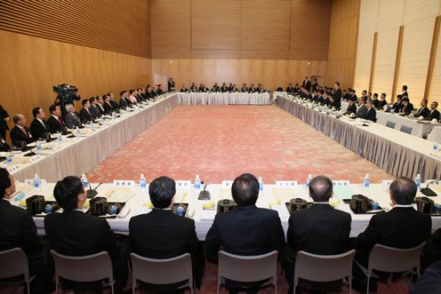 Photograph of the Prime Minister delivering an address at the Meeting of the Nation's Prefectural Governors 2