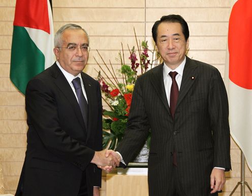 Photograph of Prime Minister Kan shaking hands with Prime Minister Fayyad of the Palestinian Authority