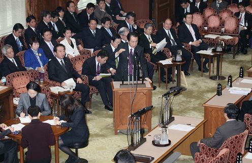 Photograph of the Prime Minister answering questions at the meeting of the Budget Committee of the House of Councillors 1