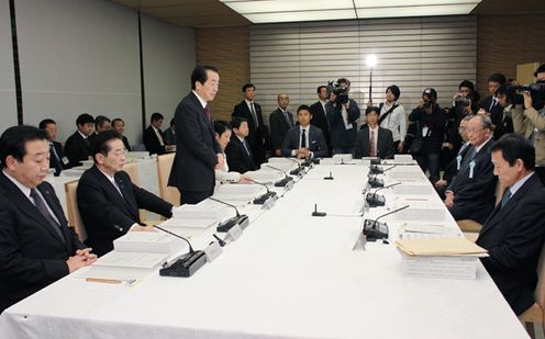 Photograph of the Prime Minister delivering an address at the meeting of the Government Revitalization Unit 3